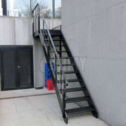 Escalier d'accès droit noir avec plateforme et garde corps.